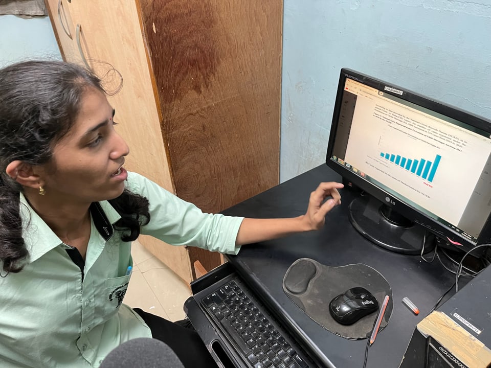 Die Child-Line-Mitarbeiterin zeigt am Computer eine Statistik.