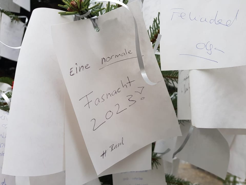 Weisser Zettel, in schwarzer Schrift: «Eine normale Fasnacht 2023!»