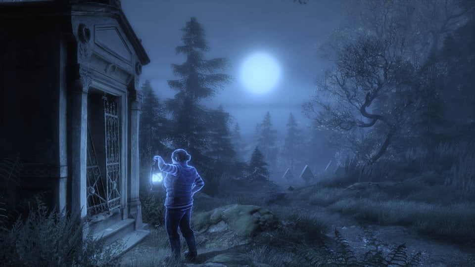 Eine Frau mit Laterne steht im Mondlicht vor einer Krypta.