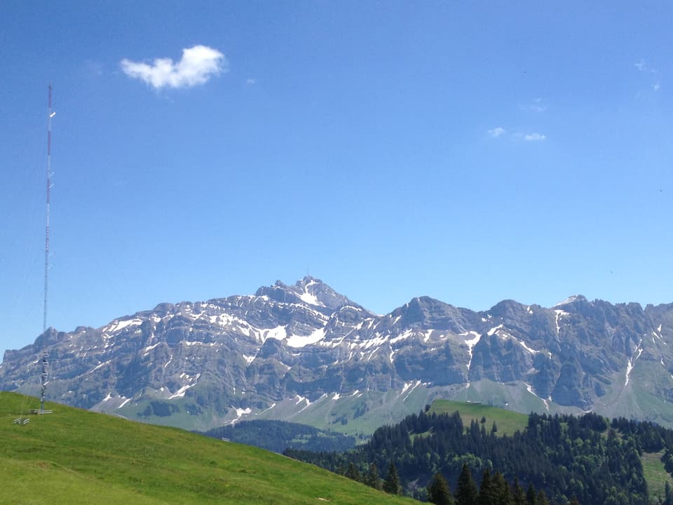 Blauer Himmel mit einer kleinen Quellwolke. Im Hintergrund das Alpsteinmassiv mit dem Säntis.