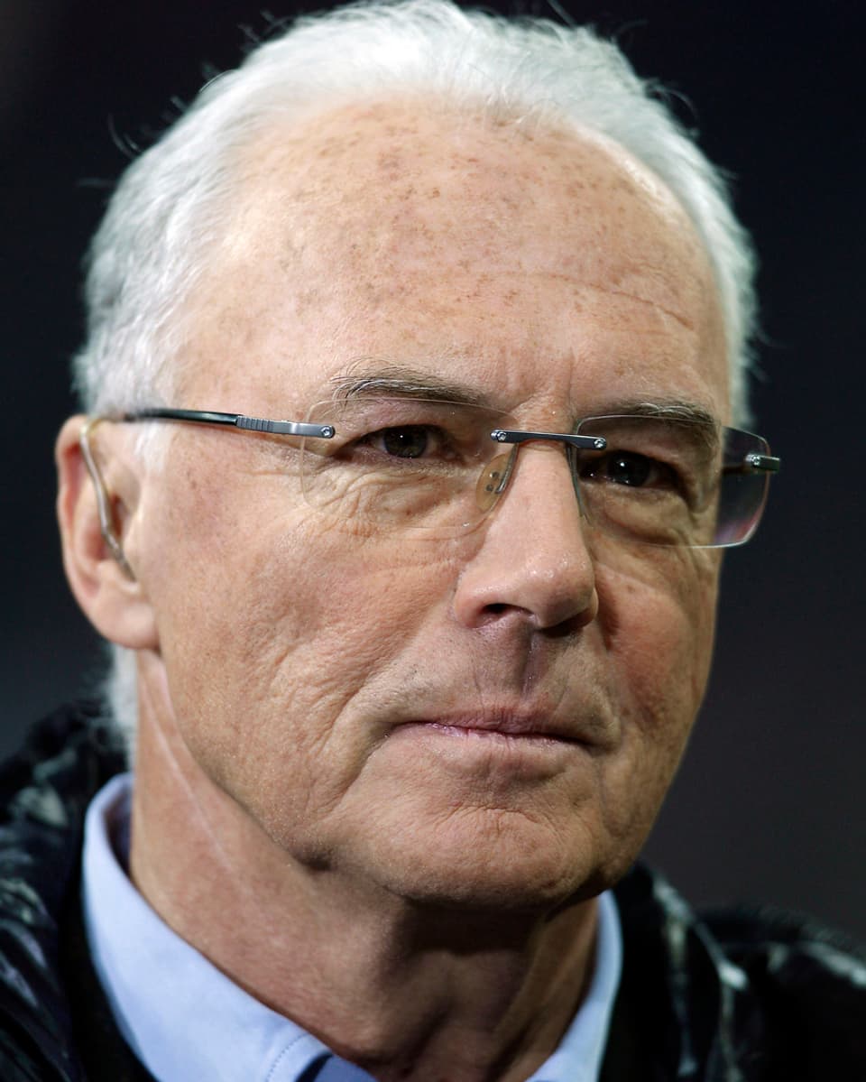 Franz Beckenbauer mit leicht geneigtem Kopf