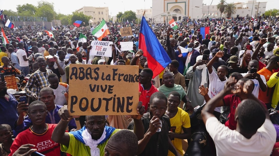 Hunderte nigrische Demonstrierende auf einem Platz.