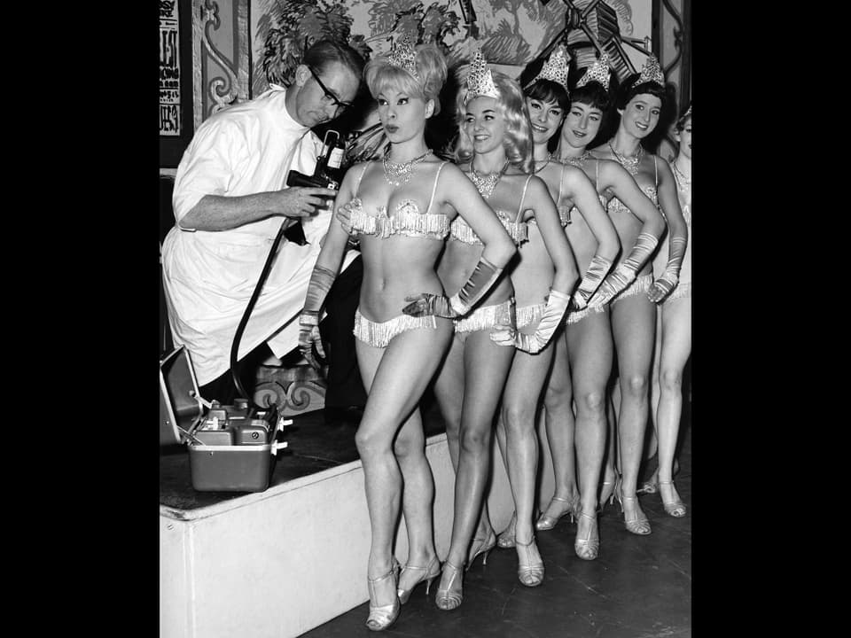 Die Showgirls des Windmill Theaters erhalten 1963 eine Grippeimpfung verabreicht