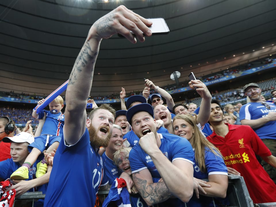 Islands Spieler macht ein Selfie mit Fans