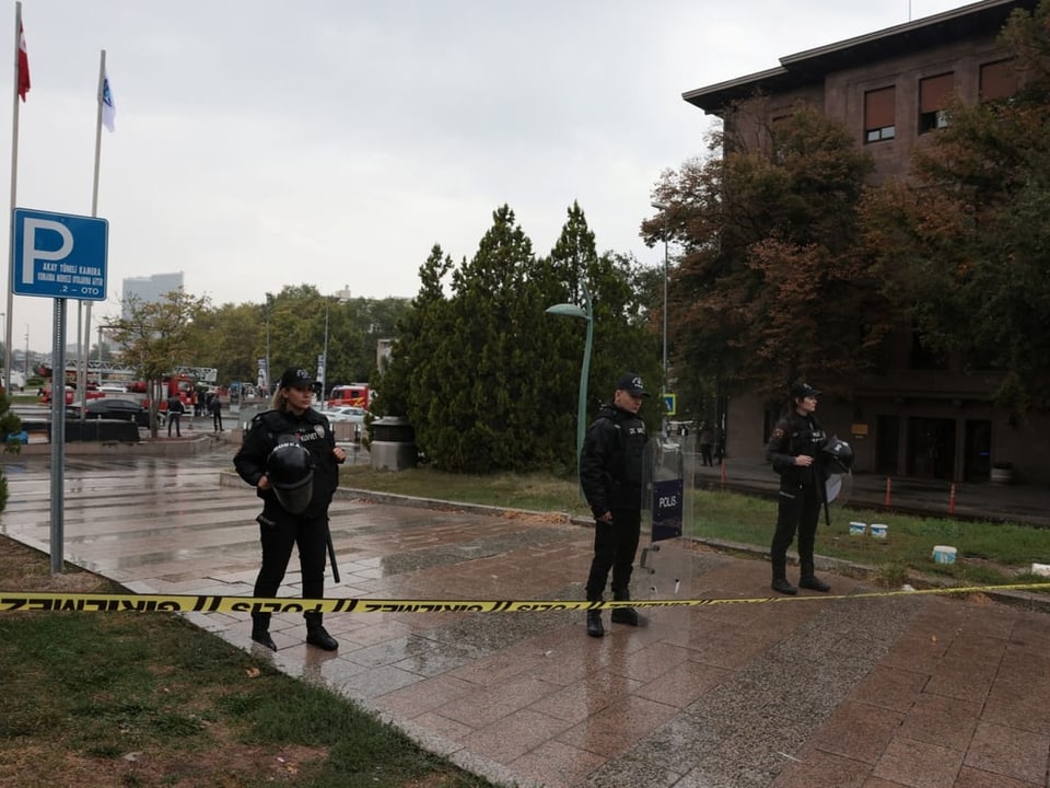 Nach dem Bombenanschlag in Ankara stehen Poliziste in der Nähe des Innenministeriums Wache. 