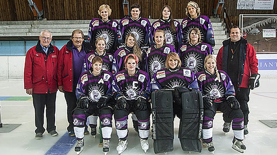 Das rundum erneuerte Frauen Team des SC Reinach in der Saison 2013/14. Ganz links im Bild Teamleiter Franz Pelloli.