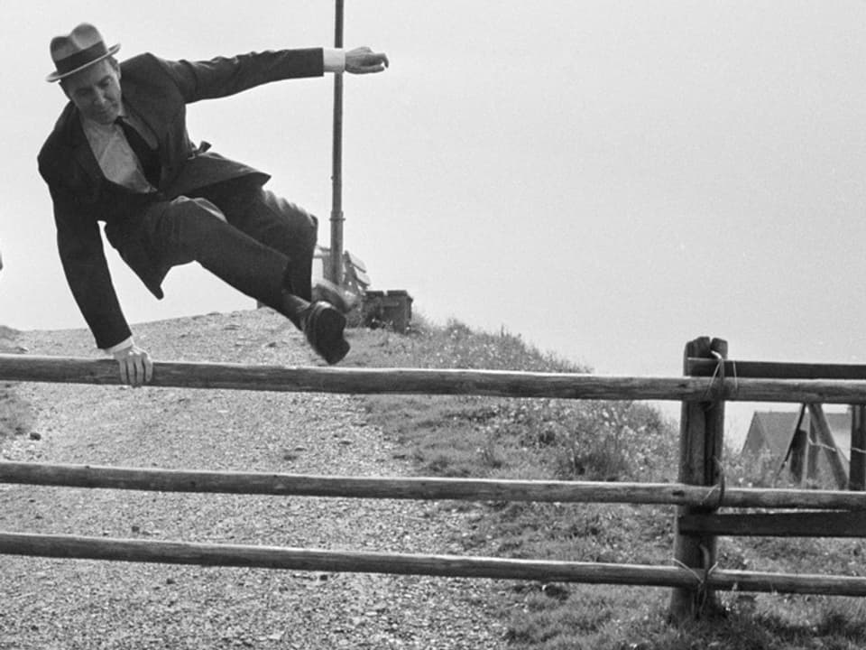 Hans-Peter Tschudi springt über einen Zaun.