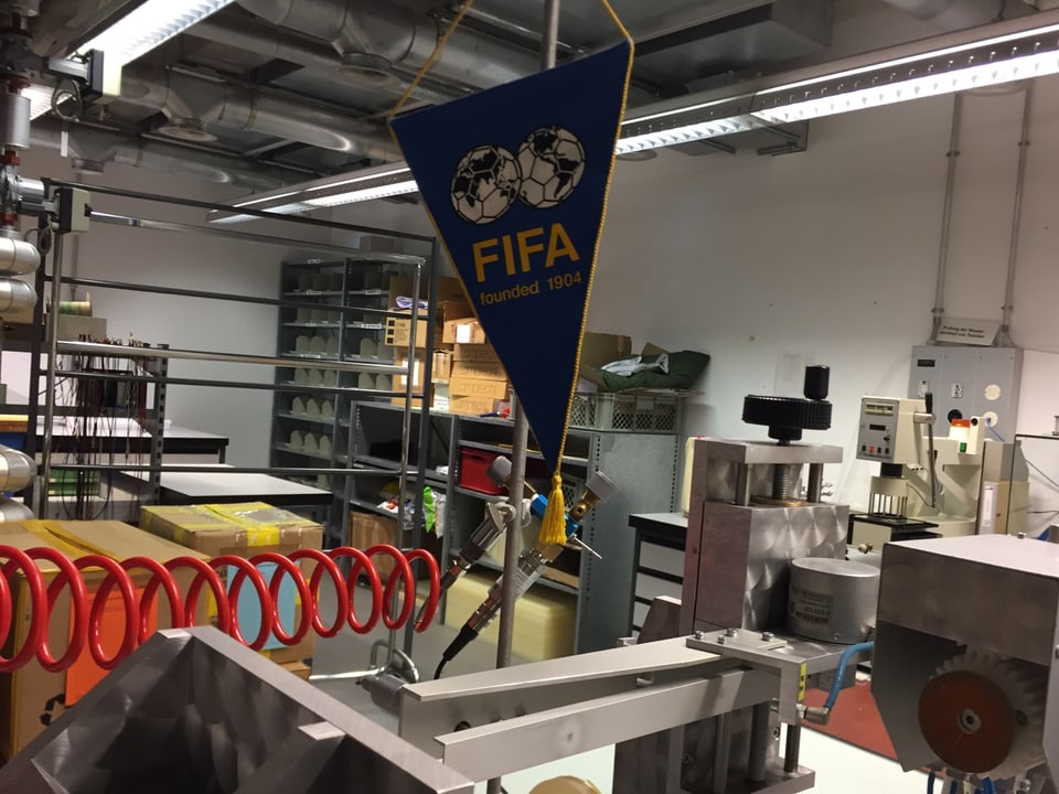 Seit über 20 Jahren lässt die FIFA ihre WM-Bälle in St. Gallen ausmessen und auf die beste Qualität prüfen.