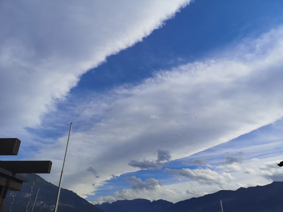 Wolkenbänder schmücken den Himmel über dem Thunersee.