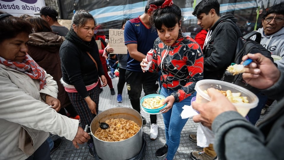Auf den Strassen von Buenos Aires wird Suppe verteilt.