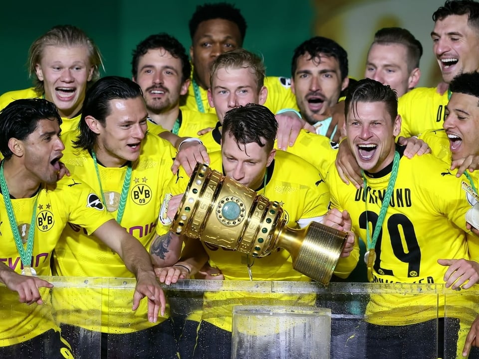 Dortmunder Spieler beim Jubeln mit dem DFB-Pokal