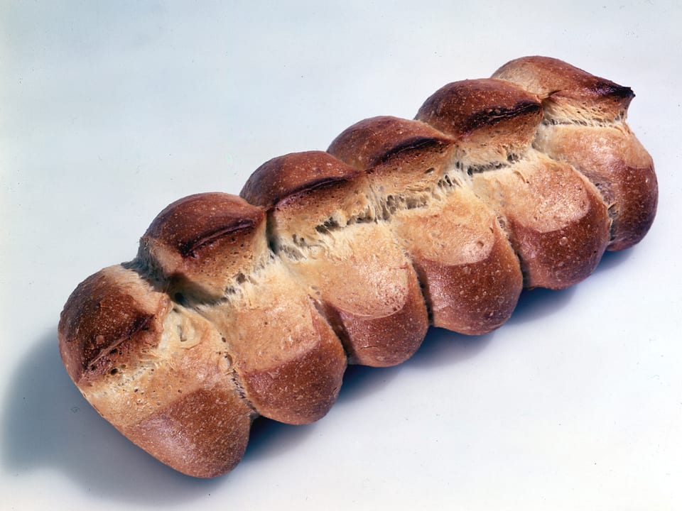 Ein Laib Brot unterteilt in sechs Stücke.
