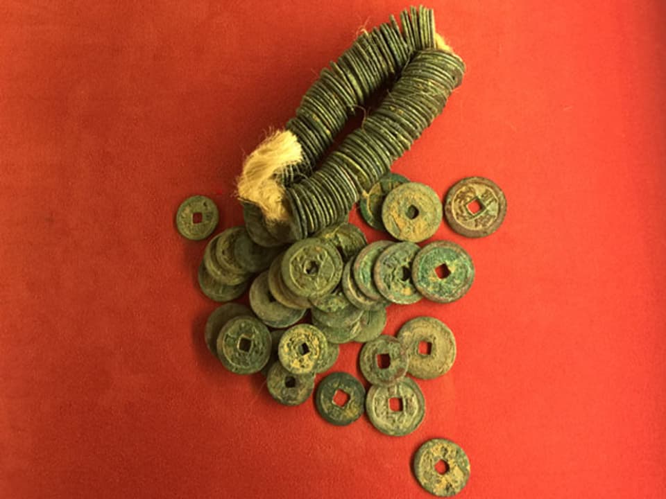 Schnur mit alten Münzen.