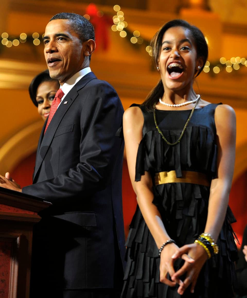 Obama uund Tochter Malia, lacht laut, schwarzes Kleid