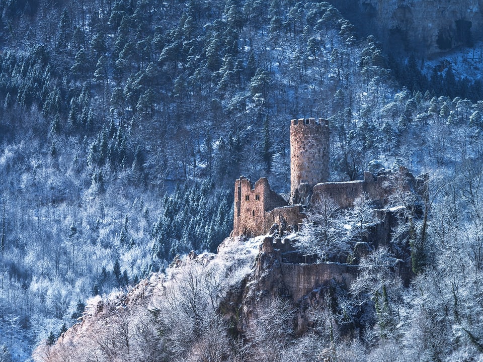 Eine Ruine im Schnee.
