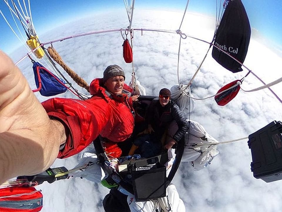 Piloten im Ballonkorb über den Wolken.