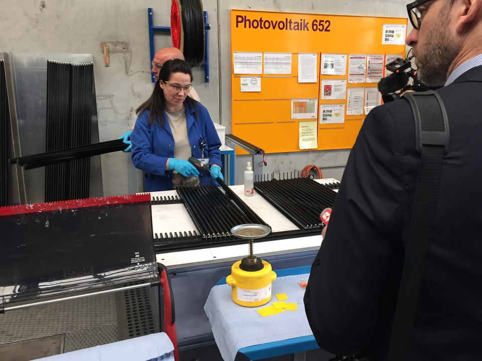 Françios Hollande war da: Bei der Firma Ernst Schweizer AG in Hedingen besuchte er die Produktionsstätte für Sonnenkollektoren.