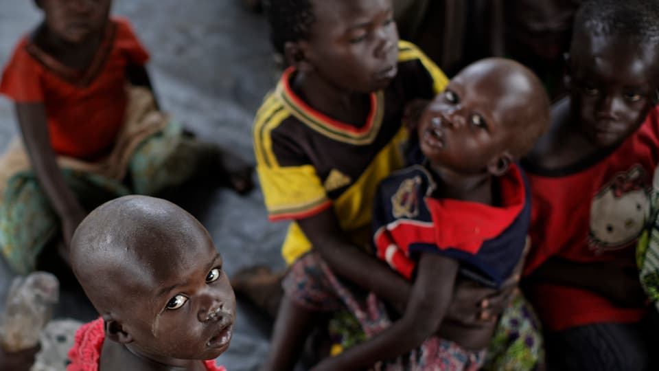 Tausende Menschen – darunter viele Kinder suchen in Flüchtlingslagern in Uganda Schutz vor dem Bürgerkrieg im Südsudan. 