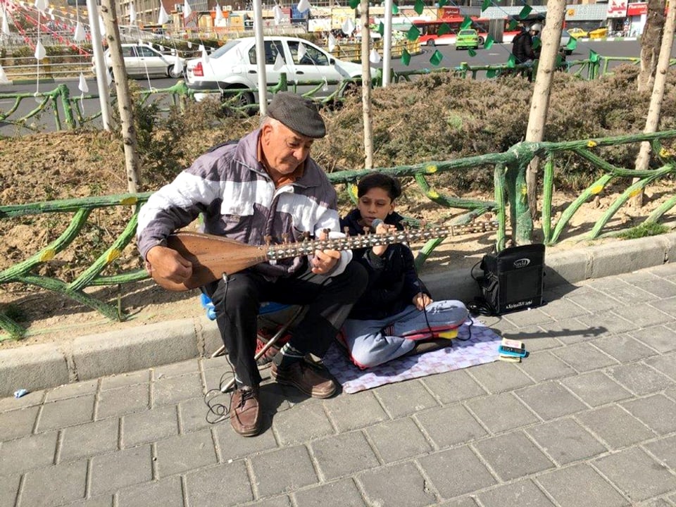 Mann spielt Tar mit Kind