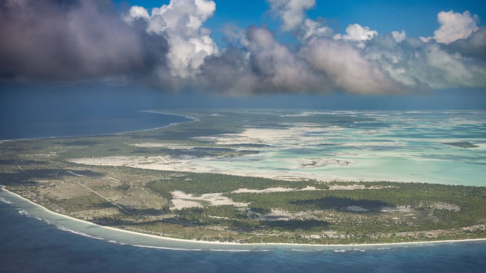 Das Territorium der Republik Kiribati erstreckt sich über eine Vielzahl von Inseln Mikronesiens und Polynesiens.