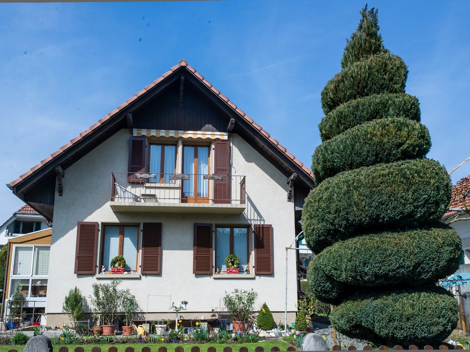 Ein klassisches Schweizer Haus mit Vorgarten