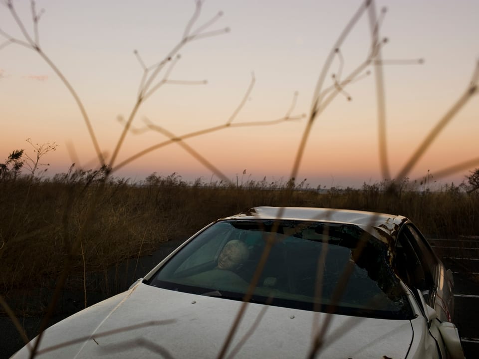 Landschaft mit verlassenem Auto