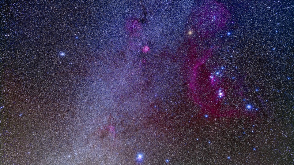 Sternenhimmel mit Orion (rechts) und Sirius (unten Mitte).