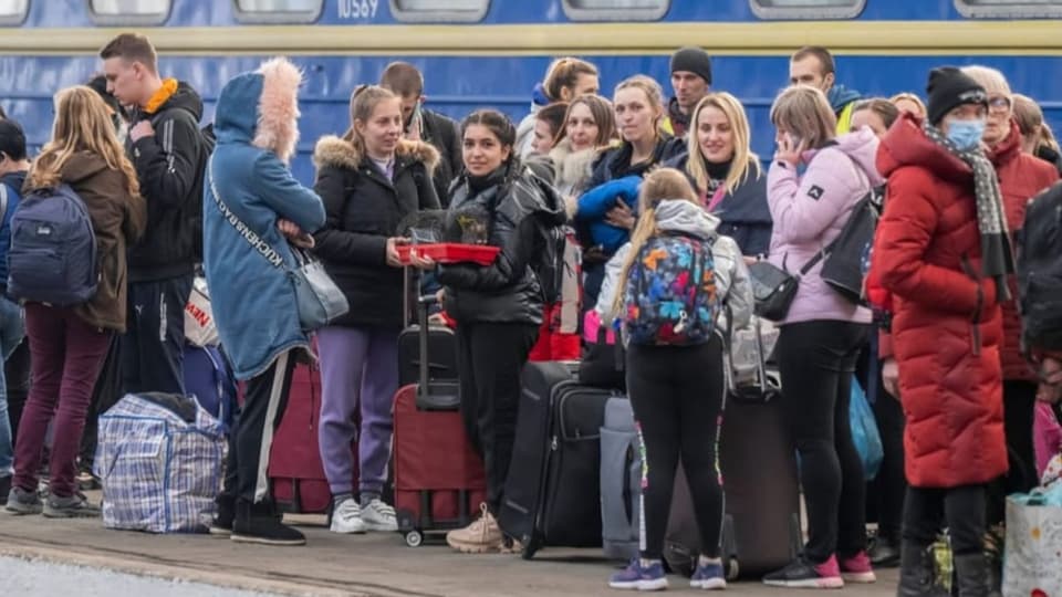 Ukrainische Geflüchtete warten auf die Züge.