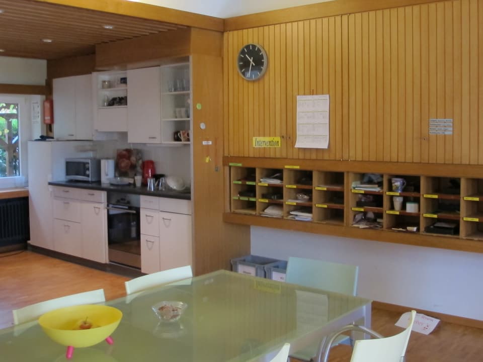 Ein Lehrerzimmer mit Tisch und Küche.