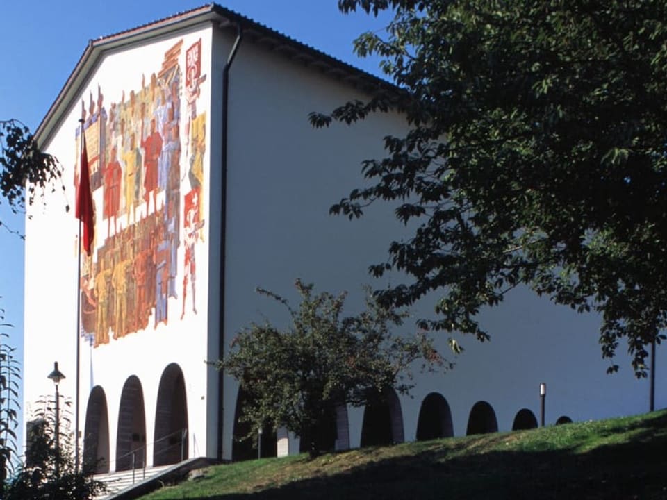 Bundesbriefmuseum von aussen mit grossem Wandgemälde.