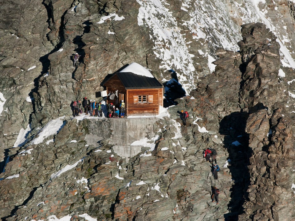 Blick auf die Solvayhütte in den Walliser Alpen