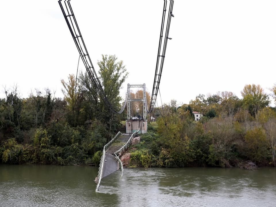 Die eingestürzte Brücke nördlich von Toulouse.