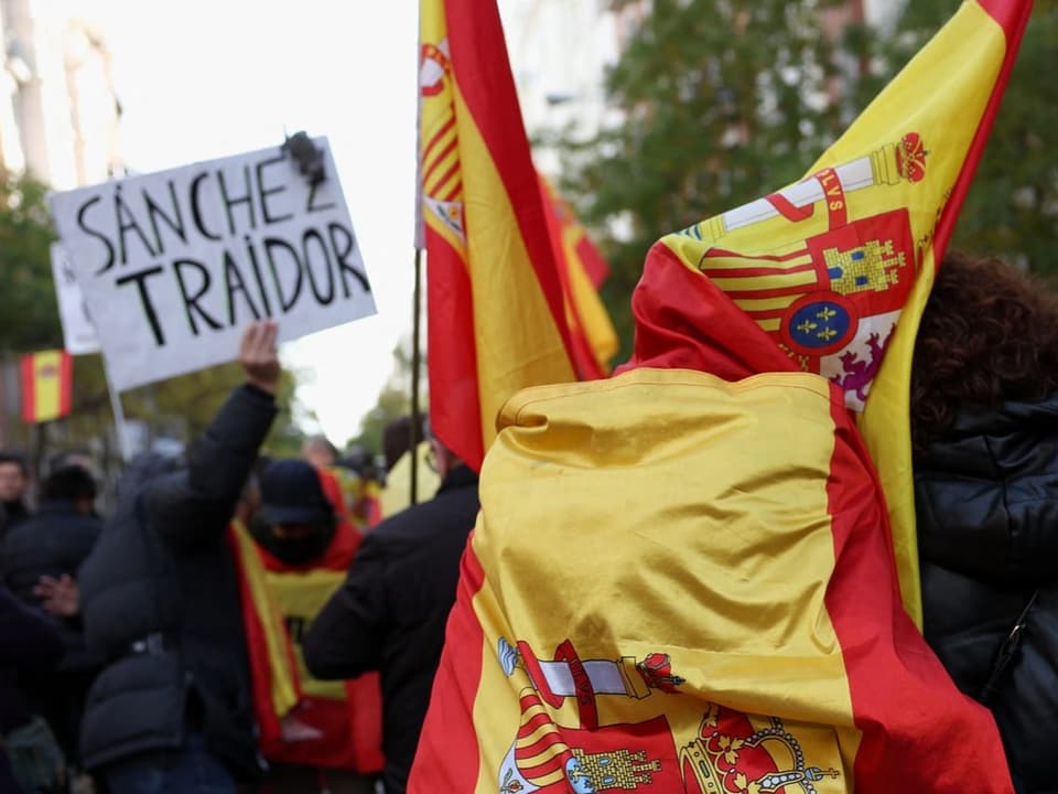Auch Transparente mit der Aufschrift «Sánchez, der Verräter» sind an Demonstrationen in Madrid zu lesen.