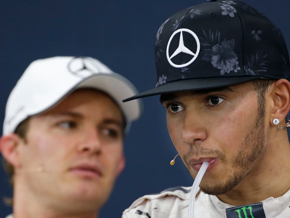 Lewis Hamilton in Grossaufnahme, dahinter ist Nico Rosberg zu sehen. 