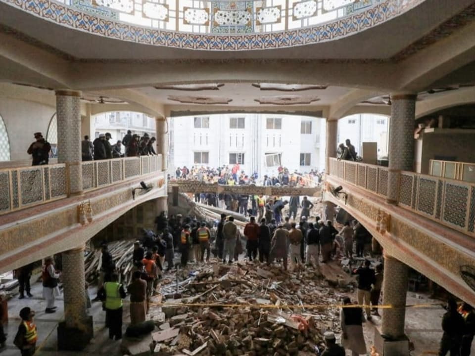 Aufnahme des Innenraums der teilweise eingestürzten Moschee