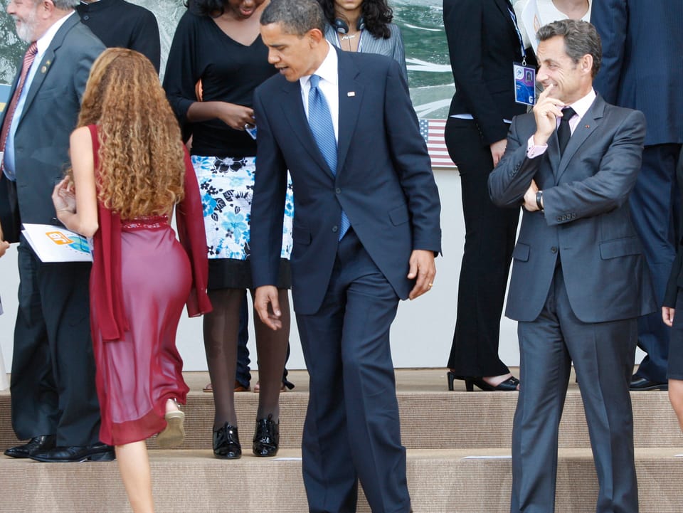 Sarkozy mit Barack Obama. Beide schauen offensichtlich einer jungen Frau hinterher. 