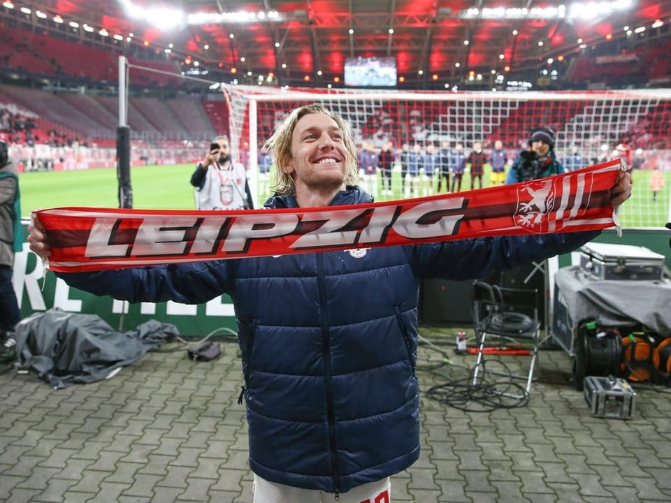 Emil Forsberg zeigt den Fans einen Leipzig-Schal.