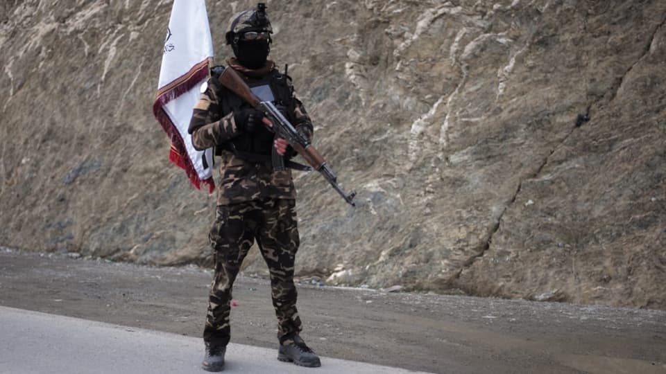 Ein Checkpoint der Taliban in Khost. Die Kämpfer tragen die Uniformen der Soldaten der früheren afghanischen Armee.