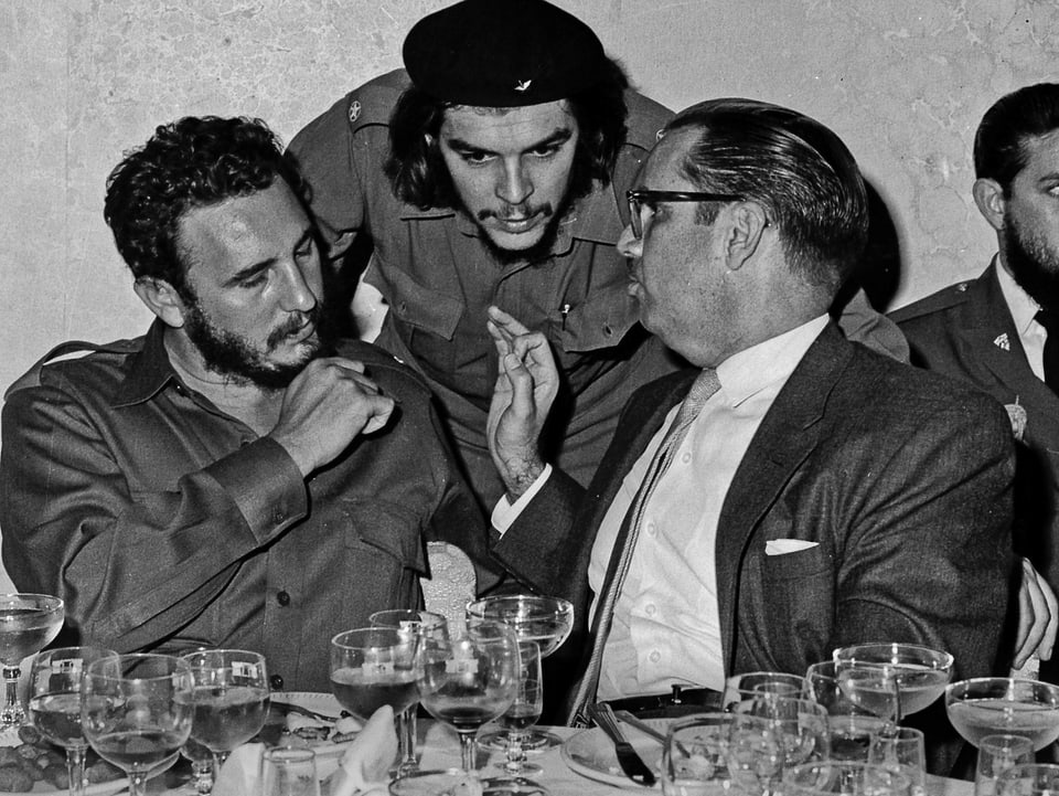 Fidel Castro und Che Guevara besprechen etwas