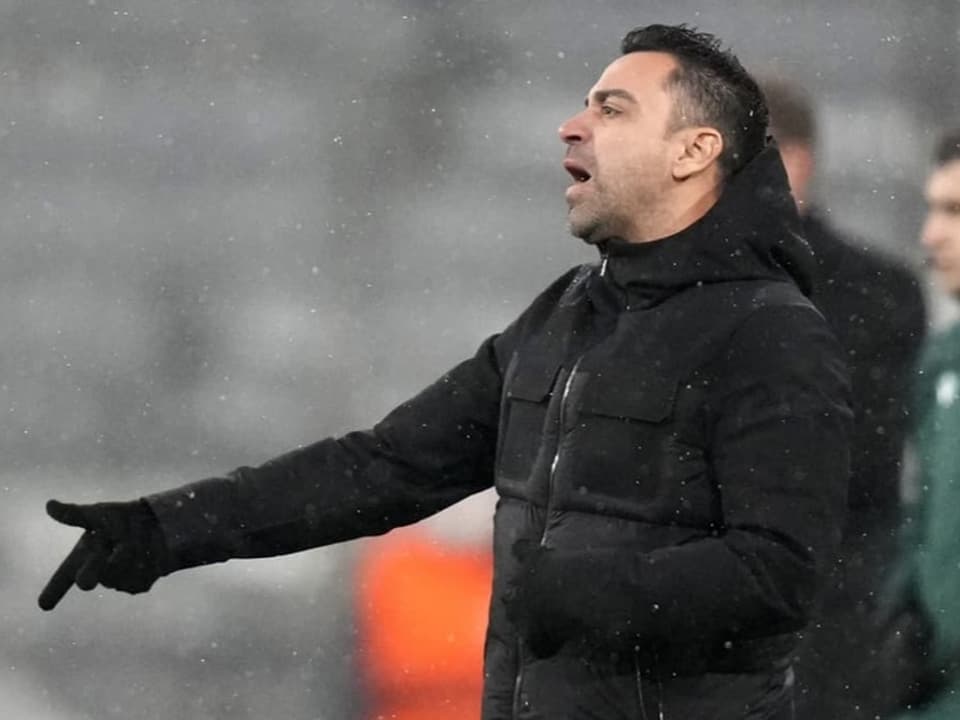Stand in München im (Schnee-)Regen Barcelonas Trainer Xavi in München