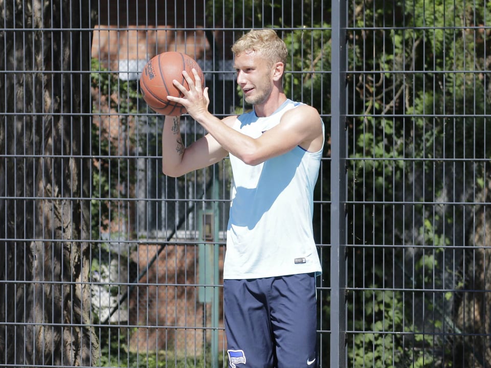 Fabian Lustenberger spielt Basketball
