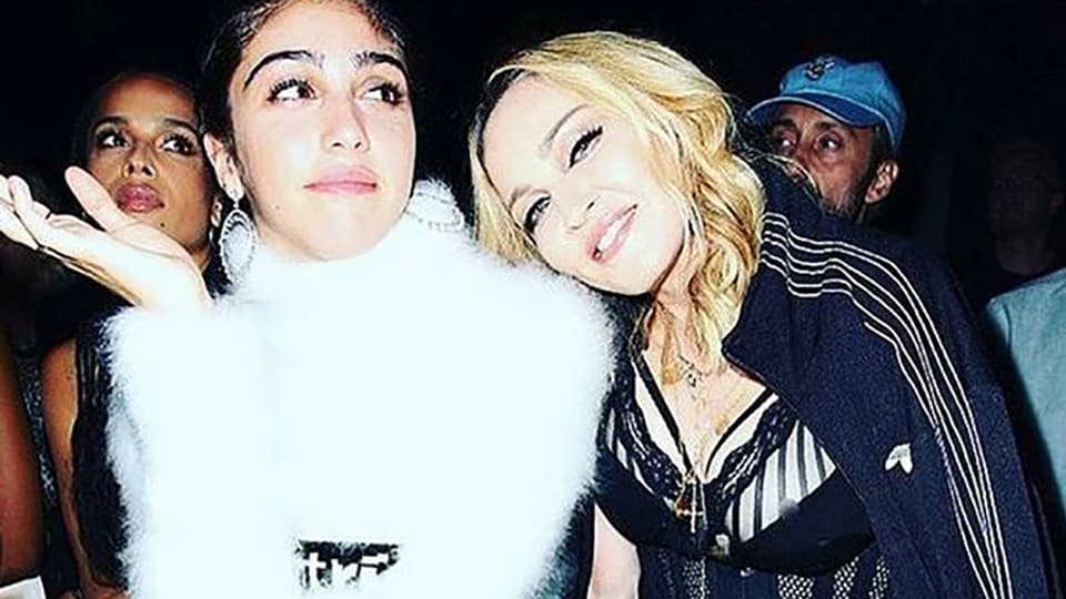 Tochter im weissen rOLLKRAGENpulli, Madonna im schwarzen Adidas Outfit, Oberteil recht durchsichtig, Brustwarze ist ersichtlich