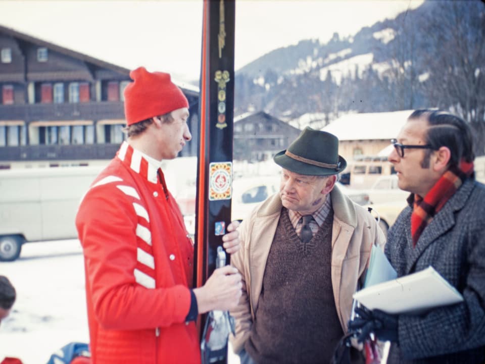 Lorenz Giovanelli (Mitte) mit Skispringer Walter Steiner (links).