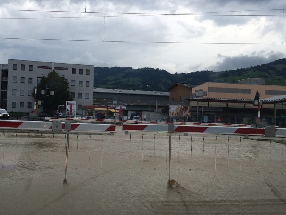 Überschwemmter Bahnhof