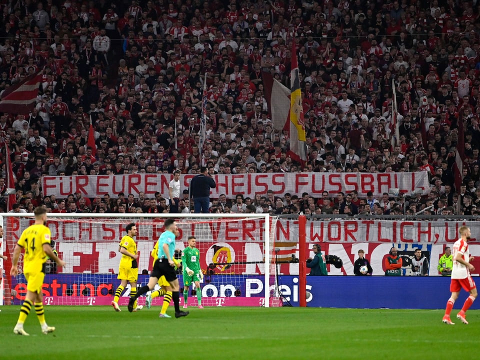 Die Bayern-Fans schiessen zurück.