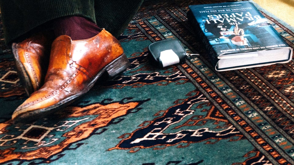 Lord Edmin Bramalls Schuhe und ein Buch mit dem Titel «The Bramall Papers».