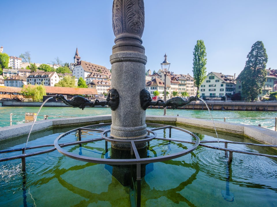 Der Zeughaus- oder Pfistergassbrunnen in der Stadt Luzern.