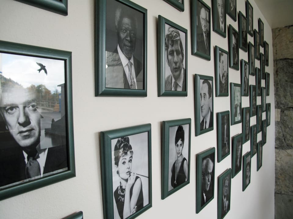 Bilderwand mit Prominenten die mal auf dem Bürgenstock waren. Kofi Annan, Audrey Hepburn, Sophia Loren etc.