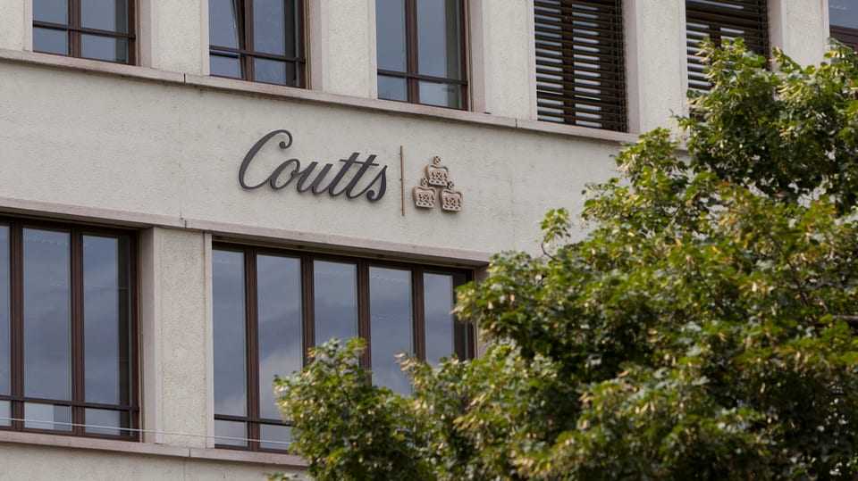 Häuserfassade mit dem Logo der Privatbank Coutts.