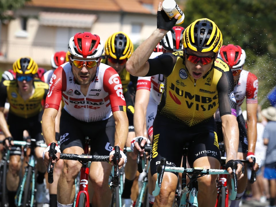Darf nicht mehr mittun Tony Martin (vorne rechts) schüttet Wasser über sich.